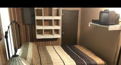 Cute little cabin (10 minutes from the Natahala River)