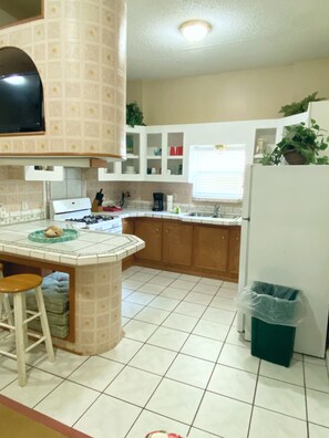 Frigorifero, forno, piano cottura, macchina per tè/caffè