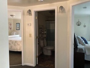 2 chambres, fer et planche à repasser, lit de bébé portatif