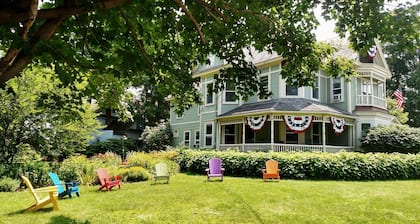 A cozy 2nd Floor Queen Room 143 sqft Bed & Breakfast in Downtown Shelburne! TRA