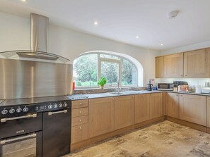 Een vaatwasser, een kinderstoel