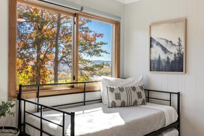 3 habitaciones, tabla de planchar con plancha y cuna de viaje