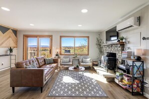 Smart TV, caminetto, videogiochi, libri