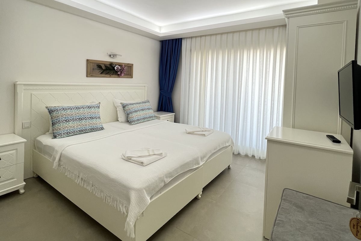 1 bedroom, Egyptian cotton sheets, premium bedding, memory foam beds