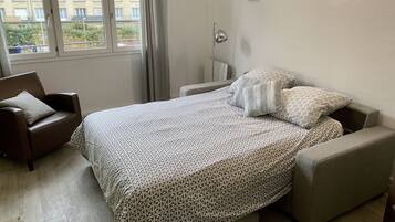 2 soverom, skrivebord, lydisolert og strykejern/-brett