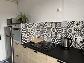 Een koelkast, een microgolfoven, een oven, een kookplaat