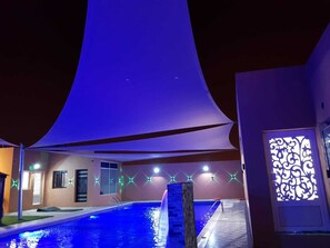 من حمّامات السباحة المغطاة