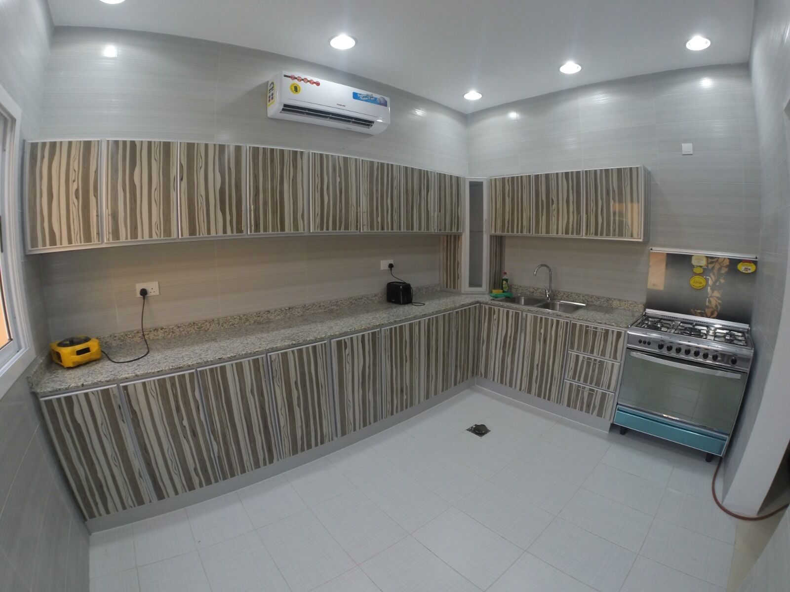 冷蔵庫、コンロ、電気ポッ  ト、トースター