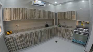 Frigorifero, piano cottura, bollitore elettrico, tostapane