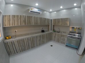 雪櫃、爐具、電熱水壺、多士爐