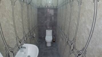 Dusj, bidé, håndklær og såpe