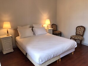 3 chambres, fer et planche à repasser, lit parapluie, Wi-Fi gratuit