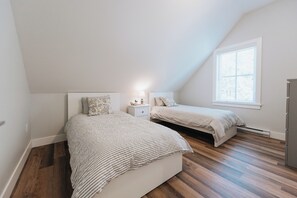 2 chambres, bureau, fer et planche à repasser, lit parapluie