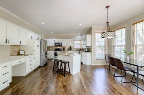 Large pool house perfect for large family gathering