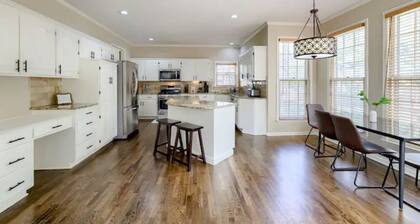 Large pool house perfect for large family gathering