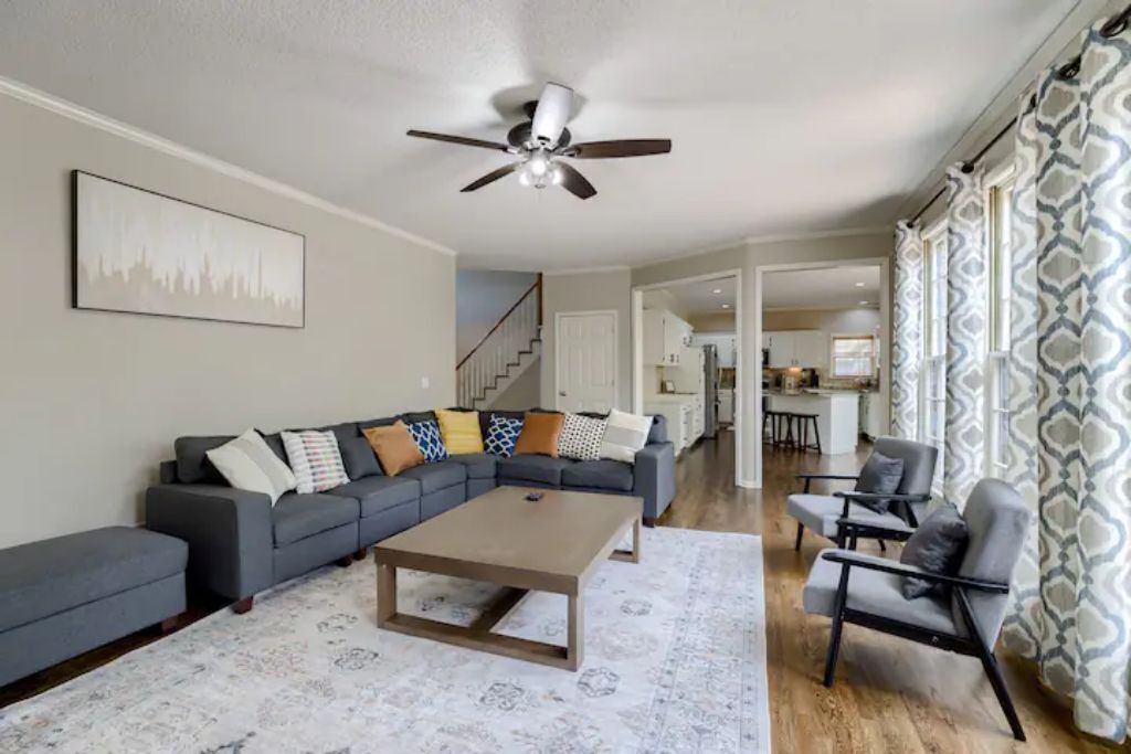 Large pool house perfect for large family gathering