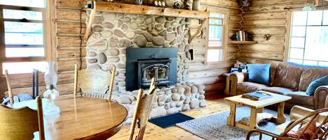 Una chimenea, libros