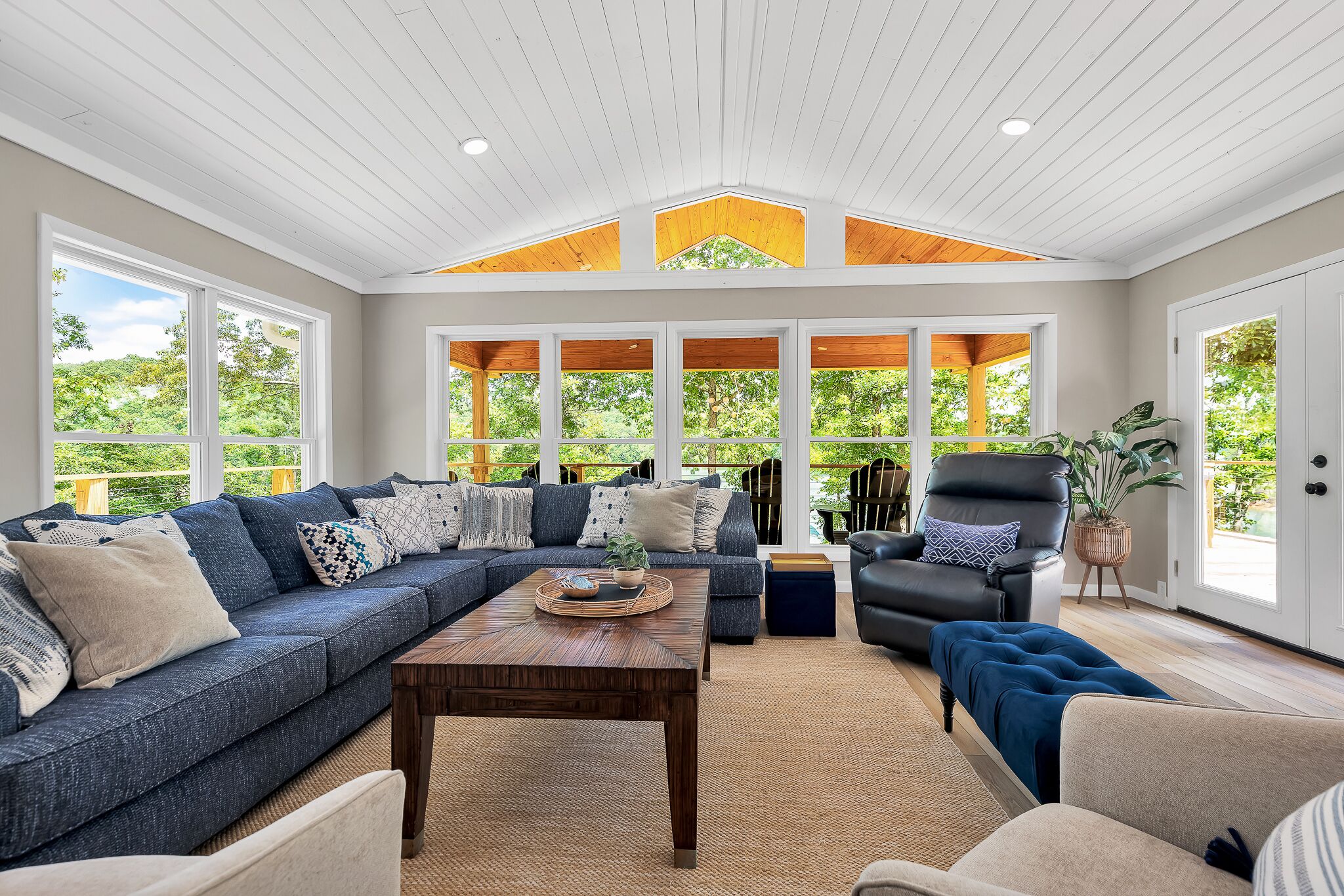 "Blue View" - Your family's favorite Vacation Destination! Private location and Gorgeous Views!