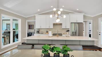 Køleskab, mikrobølgeovn, ovn, kogeplade