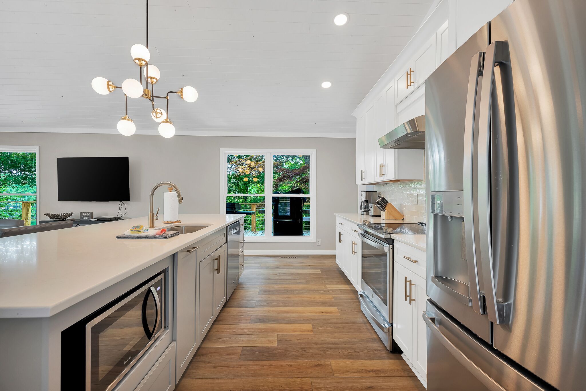 Geladeira, micro-ondas, fogão, cooktop