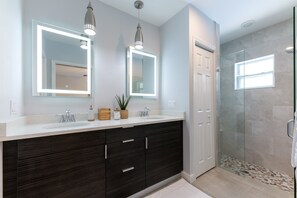 Combined shower/tub, towels