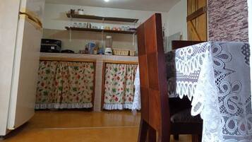 Fridge, dishwasher, coffee/tea maker, electric kettle