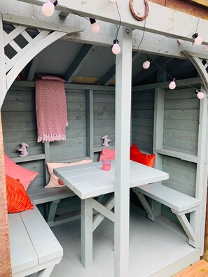 Outdoor dining - Market Lodge - Boutique Cottage (Stroud)