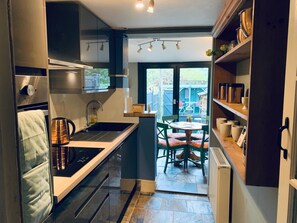 Fridge, microwave, oven, dishwasher - Market Lodge - Boutique Cottage (Stroud)