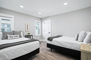 4 Schlafzimmer, Zimmersafe, Schreibtisch, Bügeleisen/Bügelbrett