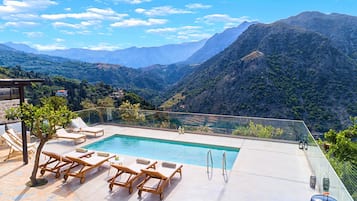 Utendørsbasseng og et oppvarmet basseng