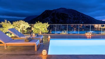 Utomhuspool och uppvÀrmd pool