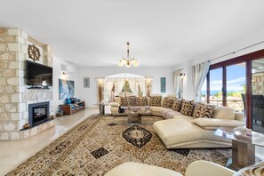 Fernseher, DVD-Player, Bücher