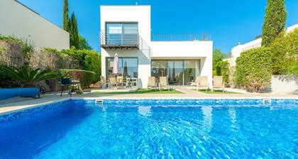 Villa Ocean View - a villa that sleeps 6 guests in 3 bedrooms