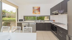 Cafetera y tetera, refrigerador, microondas y horno