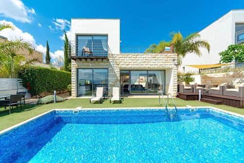 Villa Santorini -  a villa that sleeps 6 guests  in 3 bedrooms