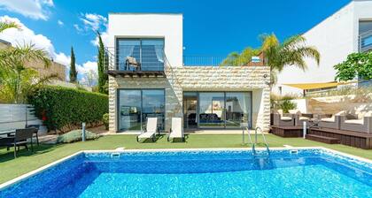 Villa Santorini - a villa that sleeps 6 guests in 3 bedrooms