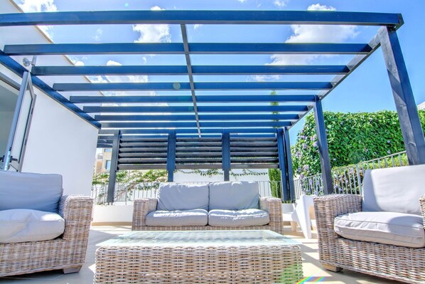 Terrace/patio - Villa Hillcrest - a villa that sleeps 6 guests in 3 bedrooms (Neo Chorio)