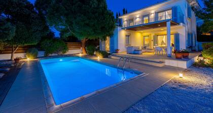 Villa Carob Tree - a villa that sleeps 6 guests in 3 bedrooms