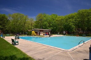 Outdoor pool - Jim Thorpe, Bear Creek Lake, Cozy 3Br family friendly home- EV charging outlet (Jim Thorpe)