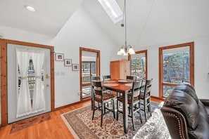 Dining - Jim Thorpe, Bear Creek Lake, Cozy 3Br family friendly home- EV charging outlet (Jim Thorpe)