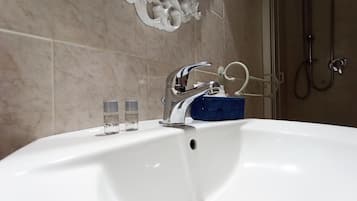 Doccia, asciugacapelli, bidet, asciugamani