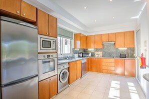 Fridge, microwave, oven, stovetop - Villa Latchi Marina Bungalow -  a villa that sleeps 6 guests  in 3 bedrooms (Unknown)