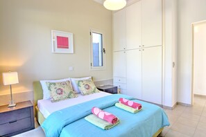 3 bedrooms, iron/ironing board, free WiFi - Villa Latchi Marina Bungalow -  a villa that sleeps 6 guests  in 3 bedrooms (Unknown)