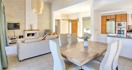 Villa Latchi Marina Bungalow - a villa that sleeps 6 guests in 3 bedrooms