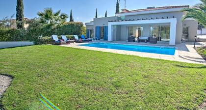 Villa Latchi Marina Bungalow - a villa that sleeps 6 guests in 3 bedrooms