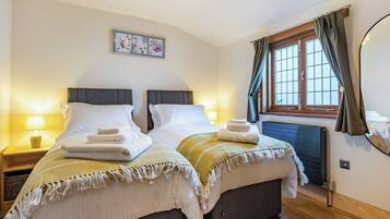 2 bedrooms, WiFi (free), bed sheets