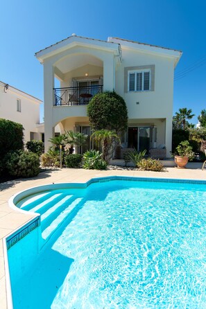 Piscine extérieure, chaises longues