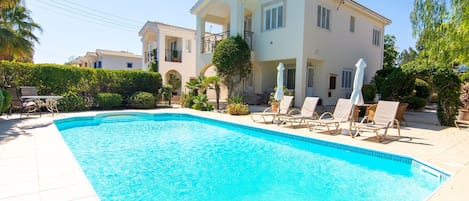 Piscine extérieure, chaises longues