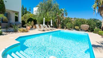 Outdoor pool, pool loungers