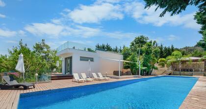 Villa Akamas Heights - a villa that sleeps 8 guests in 3 bedrooms